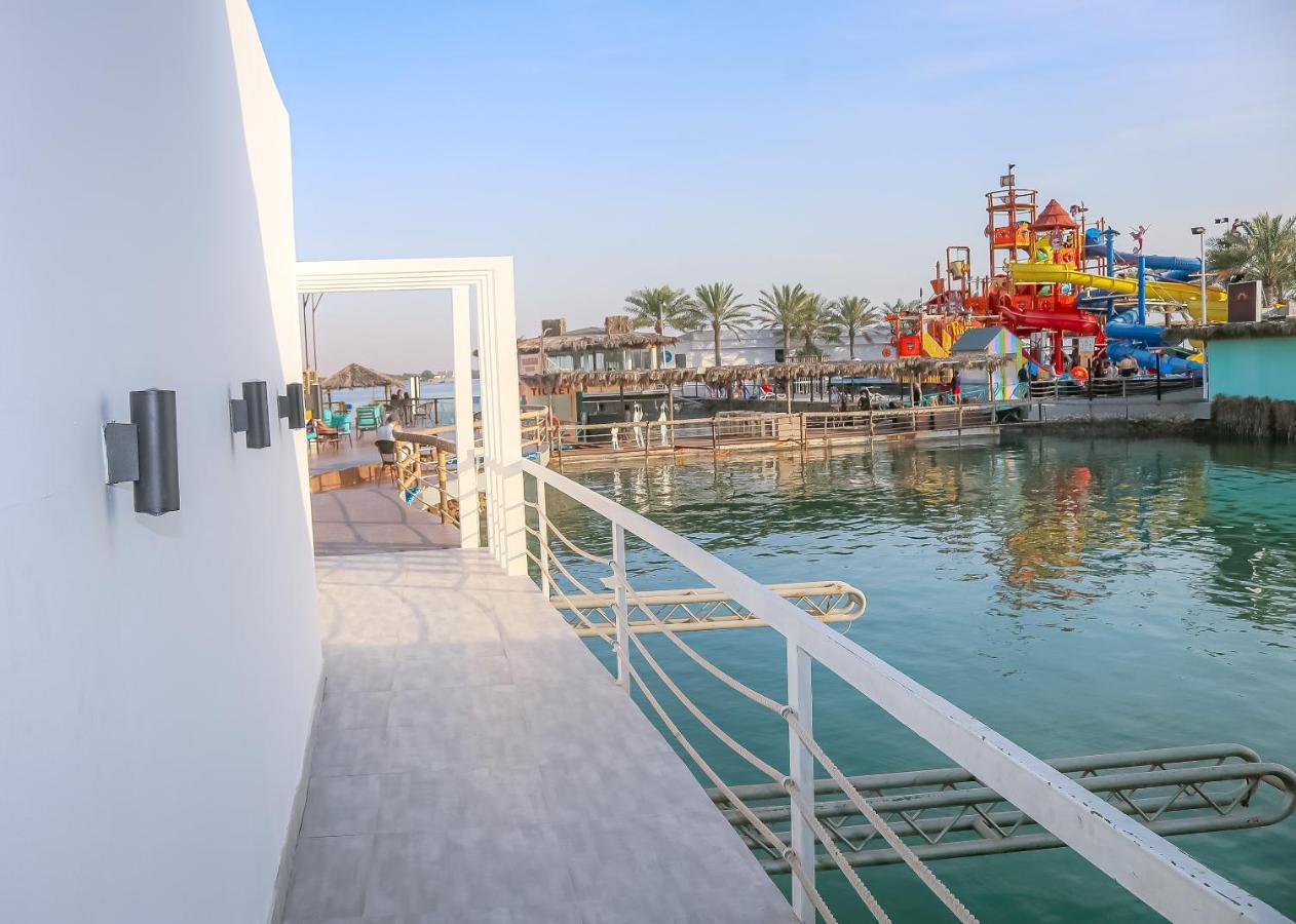 Lagoona Beach Luxury Resort And Spa Al-Manamah Bagian luar foto View of the water park