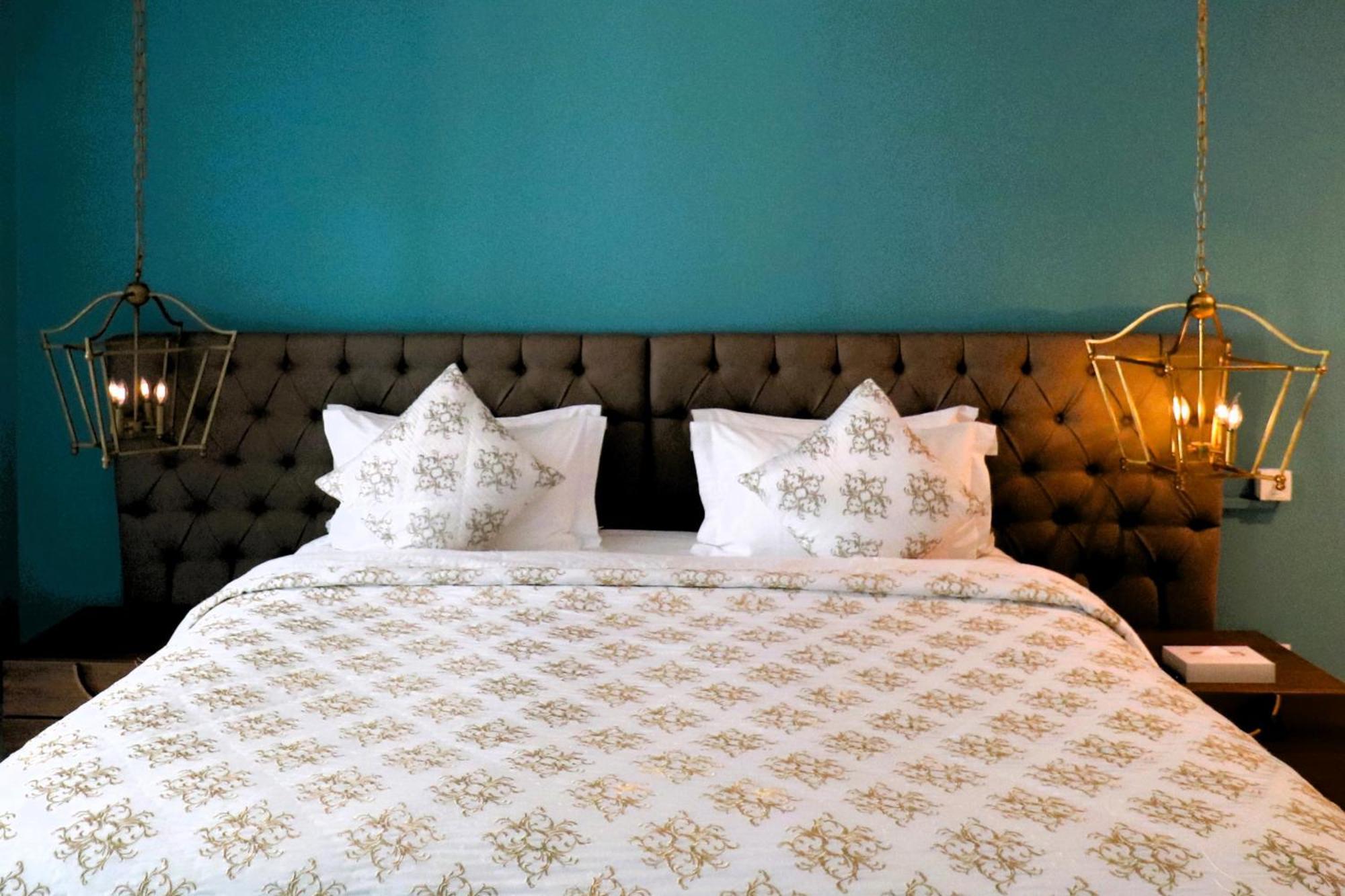 Lagoona Beach Luxury Resort And Spa Al-Manamah Bagian luar foto A bed with a duvet