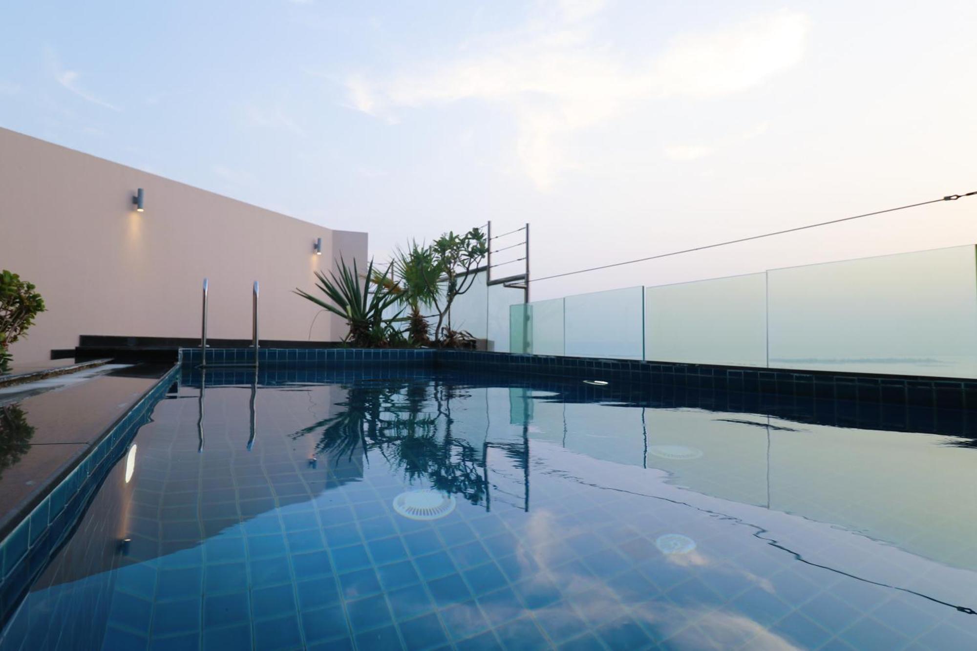 Lagoona Beach Luxury Resort And Spa Al-Manamah Bagian luar foto Rooftop pool at the hotel