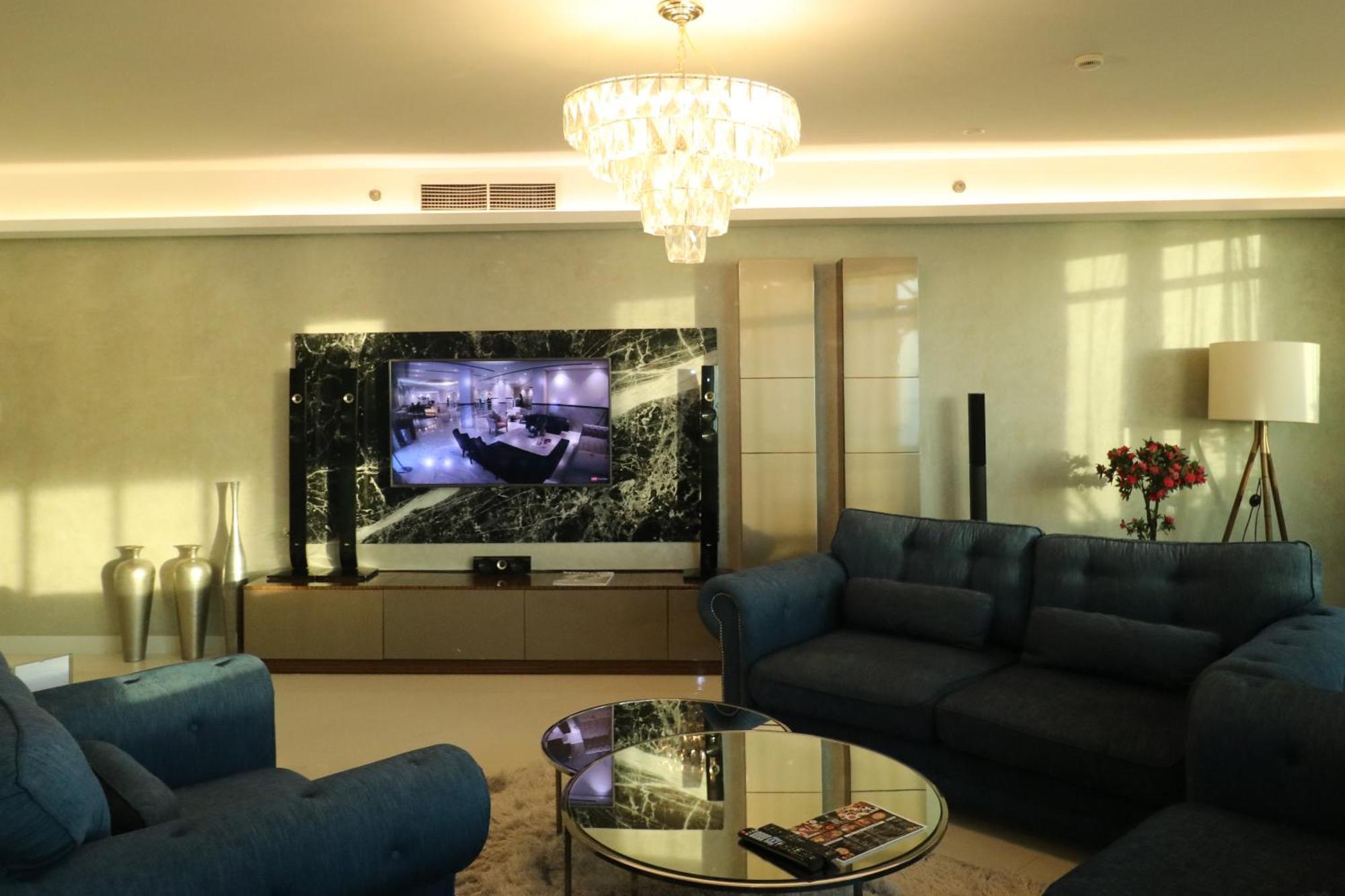 Lagoona Beach Luxury Resort And Spa Al-Manamah Bagian luar foto A living room with a television