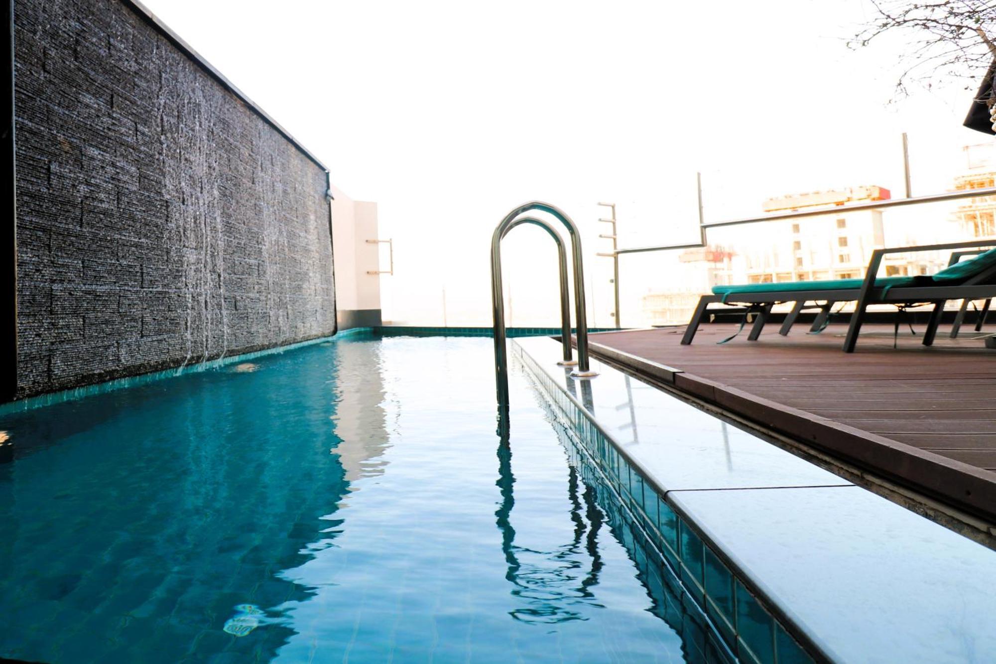 Lagoona Beach Luxury Resort And Spa Al-Manamah Bagian luar foto The rooftop pool at the hotel