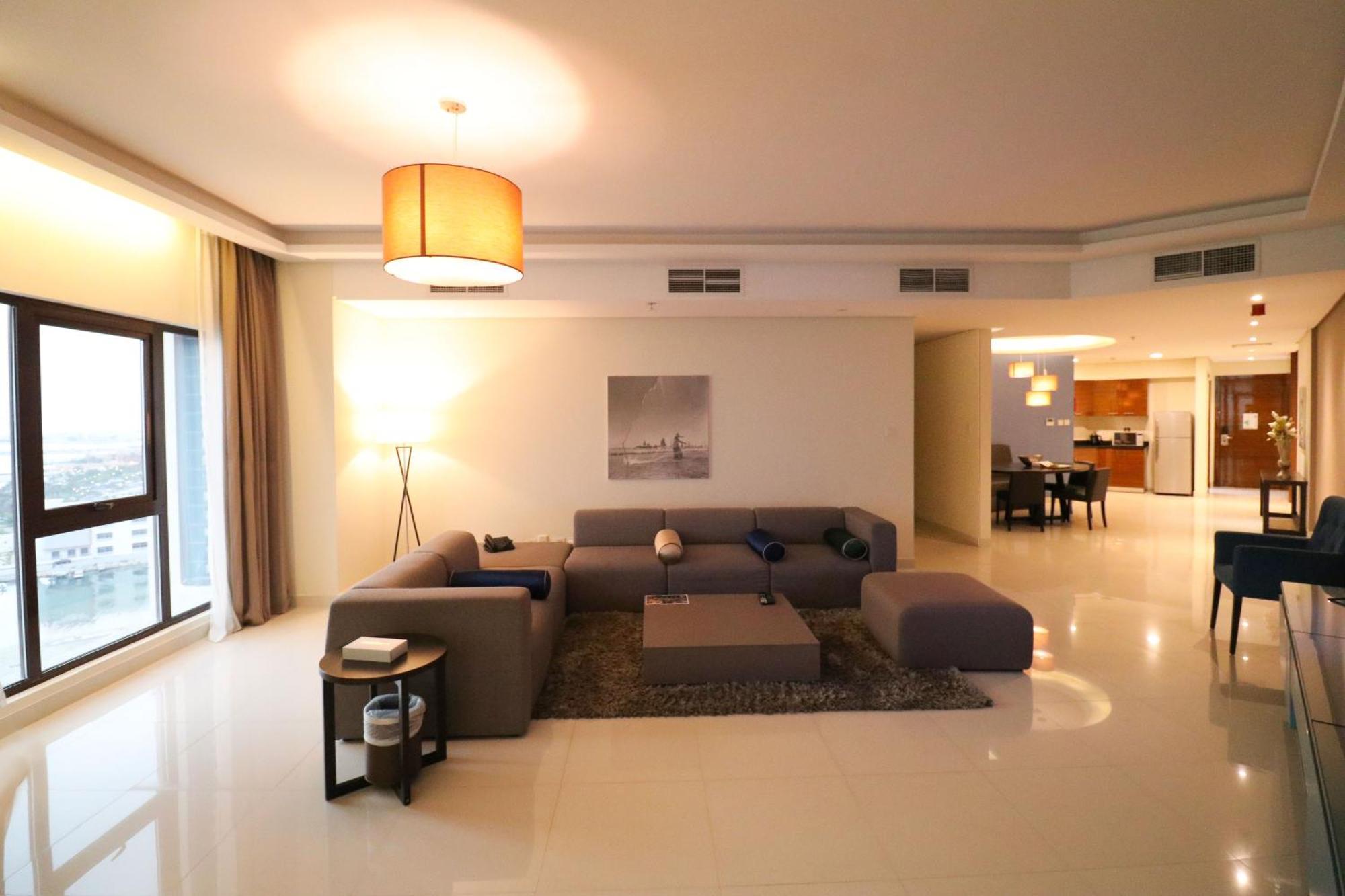 Lagoona Beach Luxury Resort And Spa Al-Manamah Bagian luar foto A living room in a typical apartment