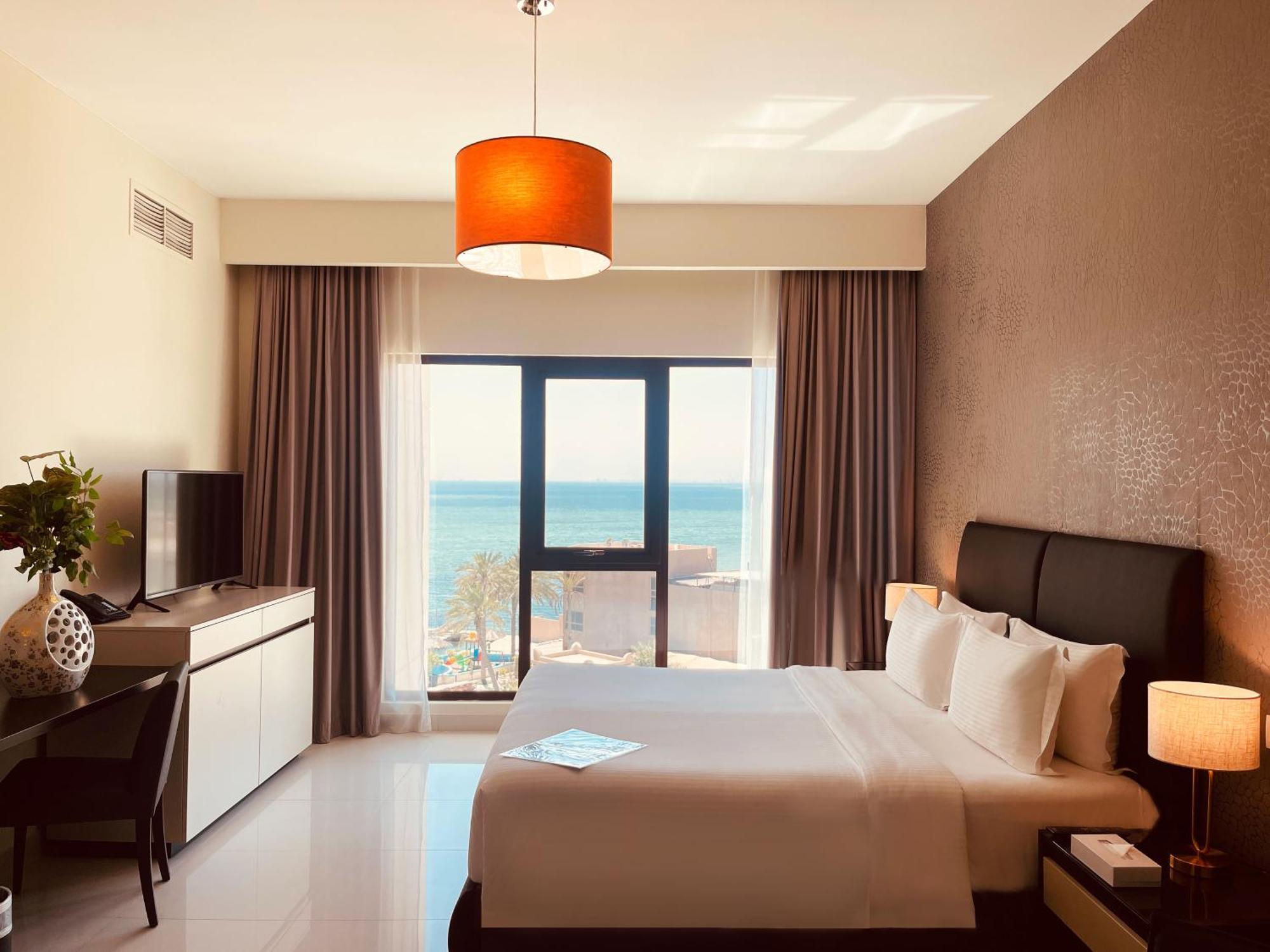 Lagoona Beach Luxury Resort And Spa Al-Manamah Bagian luar foto A bedroom at the hotel
